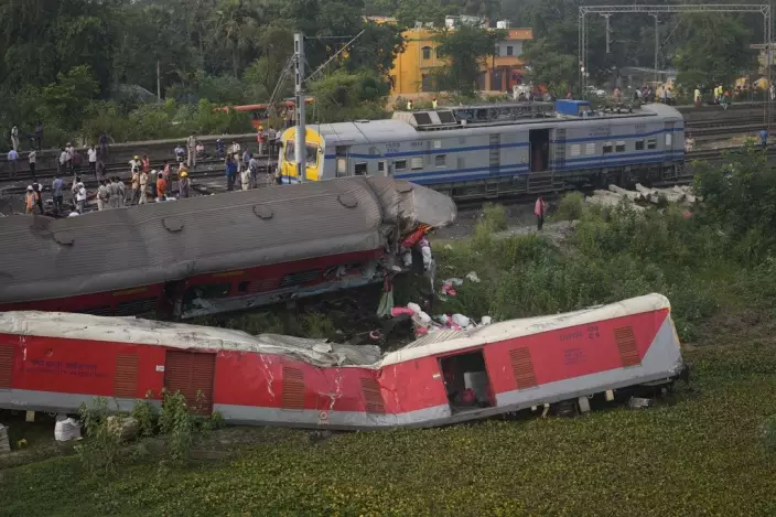 印度3列火車相撞釀成該國本世紀最嚴重鐵路事故。