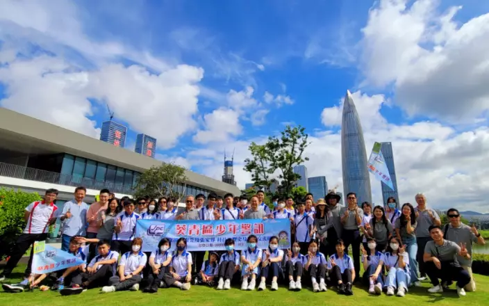 葵青區少年警訊交流團8月4日至9日前往大灣區及張家界考察。圖為交流團成員在深圳人才公園合影。