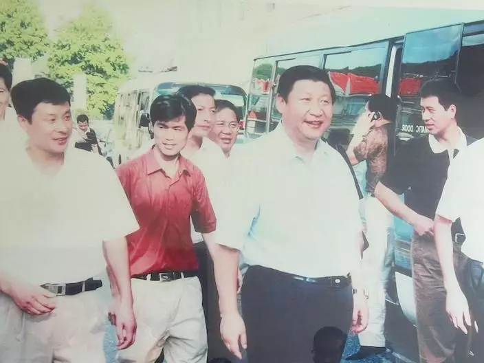 時任浙江省委書記習近平來到了餘村，後面是當時的秘書長、現總理李強。