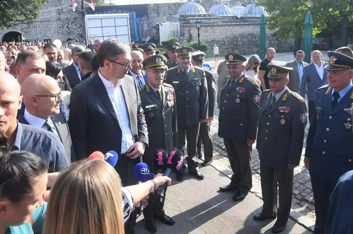 武契奇15日在尼什視察塞爾維亞武裝部隊的武器裝備。塞爾維亞總統辦公室網站