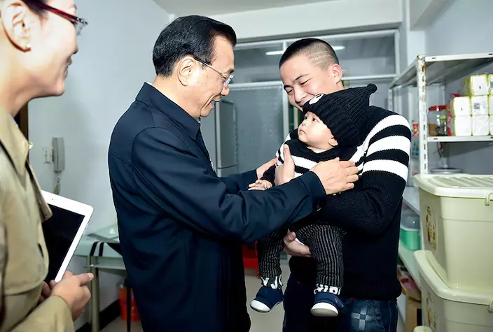 李克強與淘寶店主楊耀暉和他9個半月大的兒子、網店模特「小灰灰」。