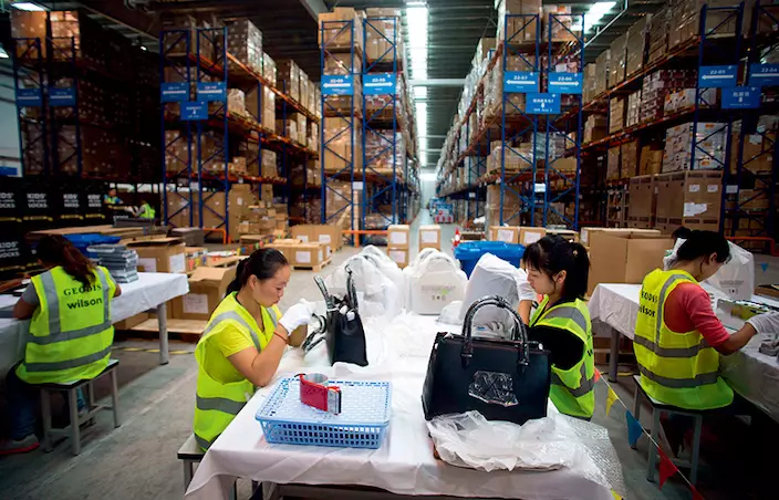 2014年9月24日，上海自貿區，工人們在喬達國際貨運公司的倉庫內裝箱貨物。中國已經成為世界第二大經濟體，對世界經濟復蘇來說，中國是一股非常重要的力量。