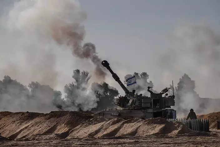 當地時間2023年11月7日，以色列南部，以色列軍隊正在向加沙地帶開火。