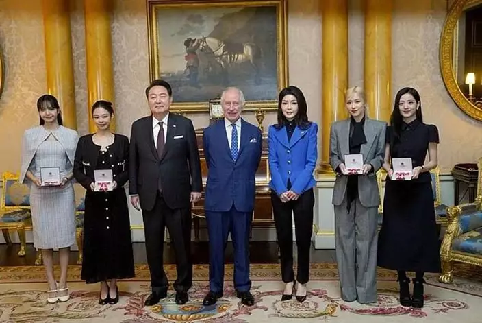 韓國總統尹錫悅和夫人參加了授勳之後的合影。