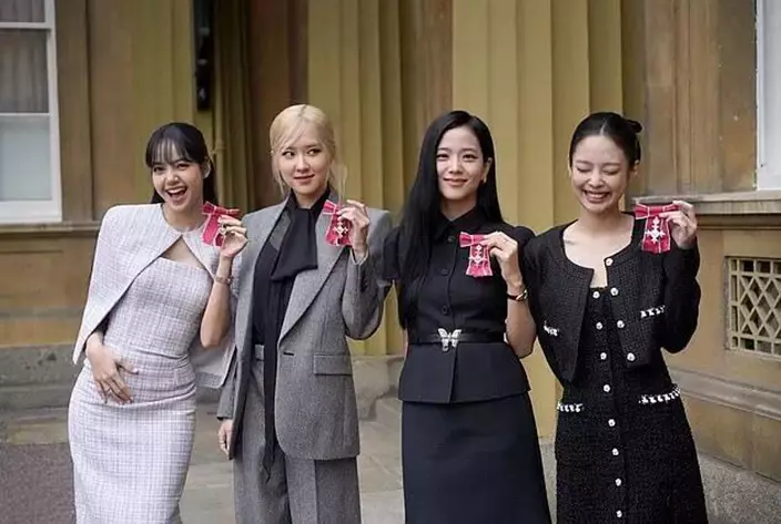 韓國女團Blackpink 4位成員在白金漢宮開曬MBE徽章。