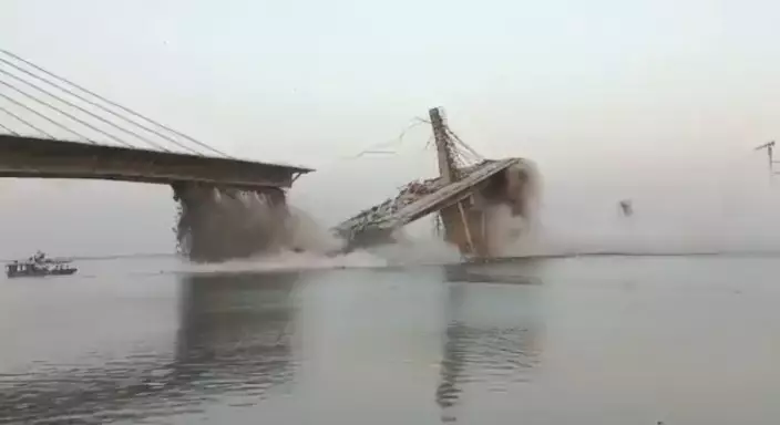 印度大橋發生垮塌。