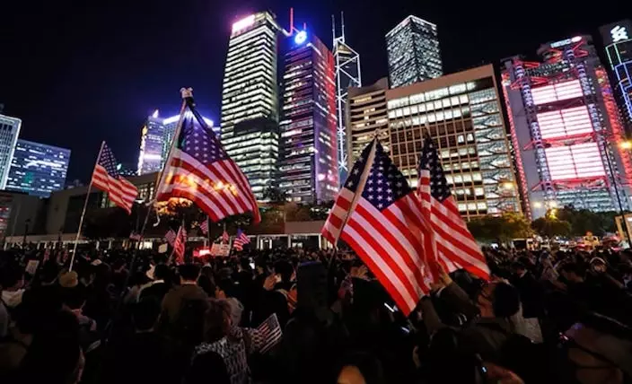 當年感恩節(11月28日)，大批黑衣人高舉美國國旗在中環集會，向美國國會和特朗普表達「感恩」之情，令葉劉睇到眼火爆。