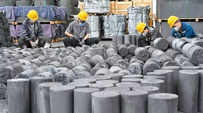 中國企業正在生産石墨産品。