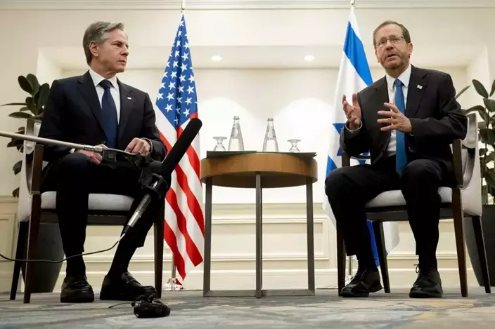 布林肯(左)會晤以色列總統赫爾佐格後共同見記者，表面和諧，但以媒爆料布林肯「訓斥」以色列內閣。