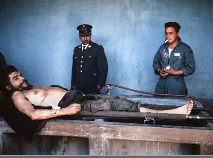 玻利維亞軍方在殺死哲古華拉後，展示其遺體。