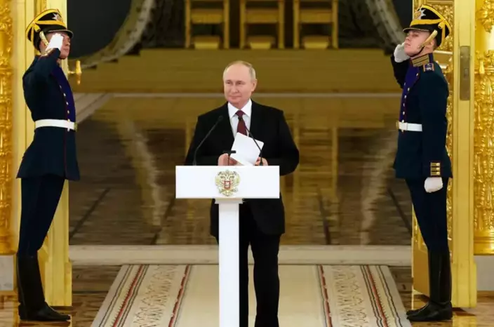 普京在莫斯科克里姆林宮亞歷山大大廳出席新來的外國大使的國書儀式。
