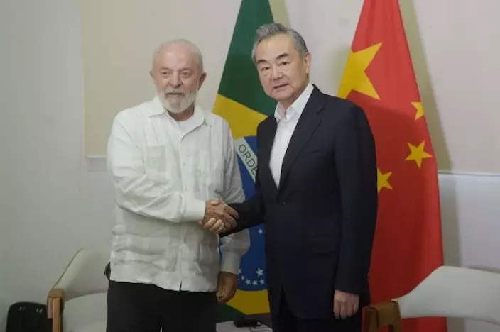 王毅訪問巴西，與總統盧拉會面。