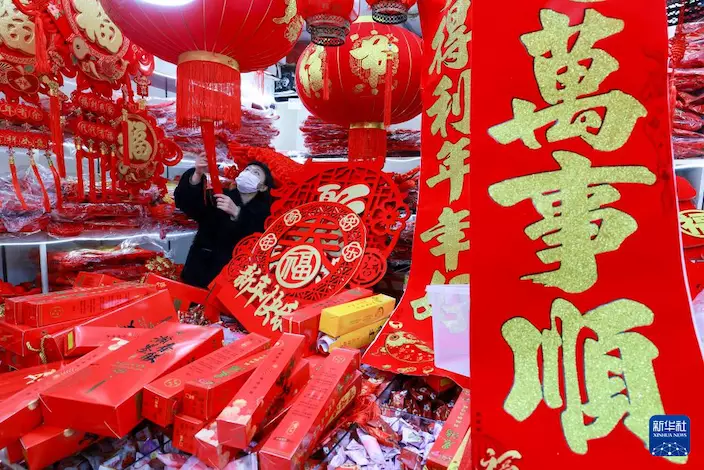 2月8日，市民在河北省唐山市豐南區一年貨市場挑選節慶飾品。新華社圖片