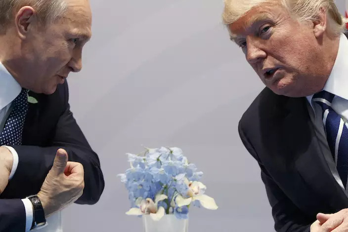 俄羅斯總統普京（左）和美國前總統（右）。AP圖片