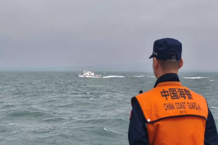 福建海警組織艦艇編隊在金門附近海域開展執法巡查。相關人士向《環球時報》記者表示，圖片中的小艇為台「海巡署」船艇。圖片來源：中國海警