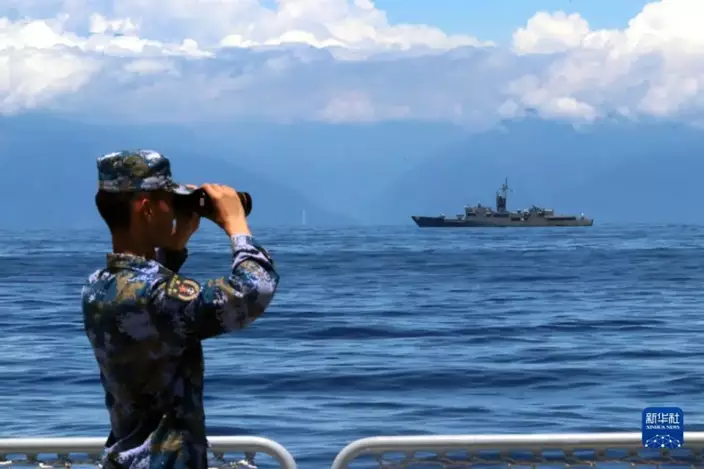 2022年8月5日，中國人民解放軍東部戰區海軍繼續在台島周邊海域展開實戰化訓練。這是某艦官兵在瞭望觀察。新華社圖片