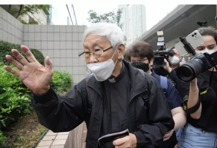 陳日君一直是反華鷹派,並與黎智英關係曖昧,與教廷內推動中梵友好的當權派不和,故被邊緣化,成為局外人。他心有不甘,藉今次「教宗選戰」安排發爛渣。