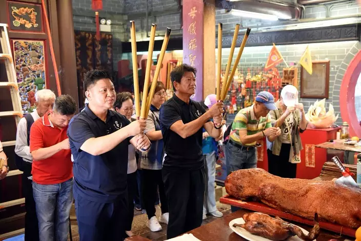 水警總區指揮官吳卓衡(前排左)及水退會主席徐偉雄(前排右)於活動當日到西貢佛堂門天后古廟參拜。