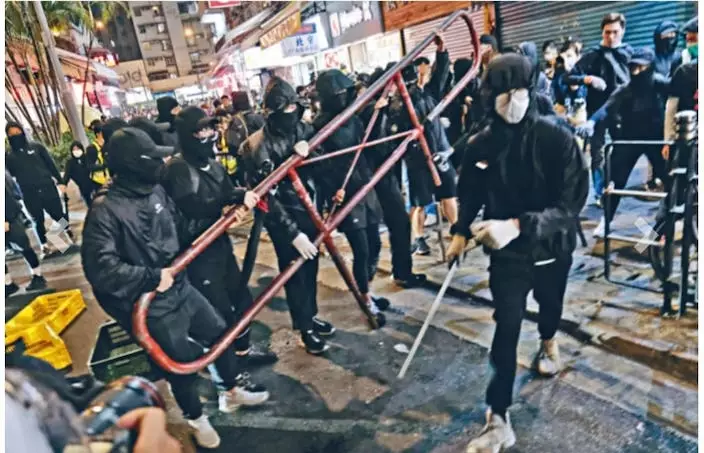 與特朗普的手法比較,港府在黑暴初期,策略上出了幾個問題,以至亂局延續,直至後期調整戰略和態度,才扭轉形势。