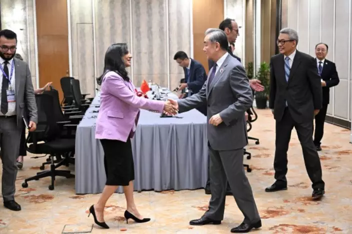王毅同加拿大外長阿南德會面
