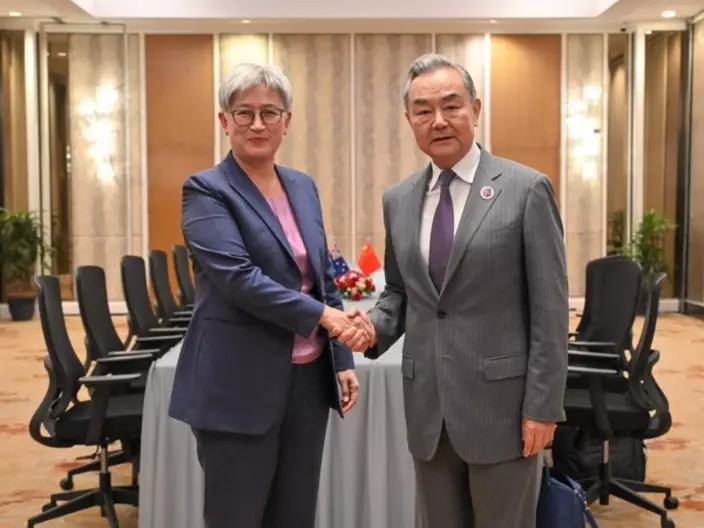 王毅與澳洲外長黃英賢會談