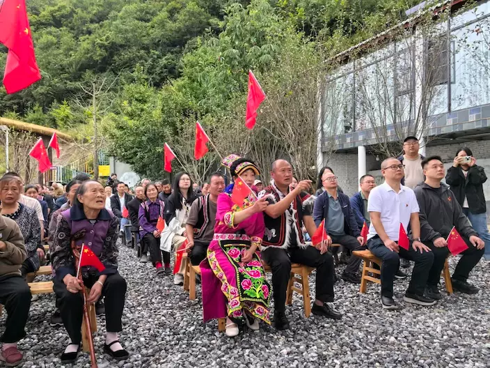 唐磊家鄉的鄉親們觀看閱兵，唐磊的父母（前排中間）激動不已。