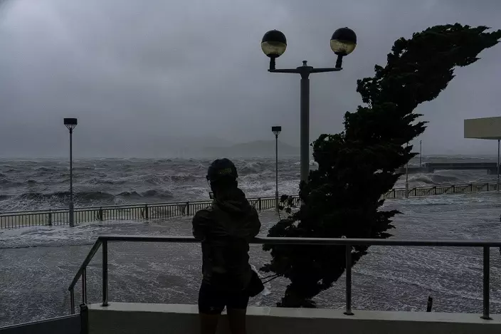 超強颱風「樺加沙」襲港，剛巧是「打風不停市」實施一年。