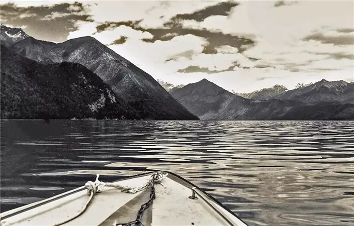On Basum Lake 2000.(Photo by Bruce Connolly/chinadaily.com.cn)