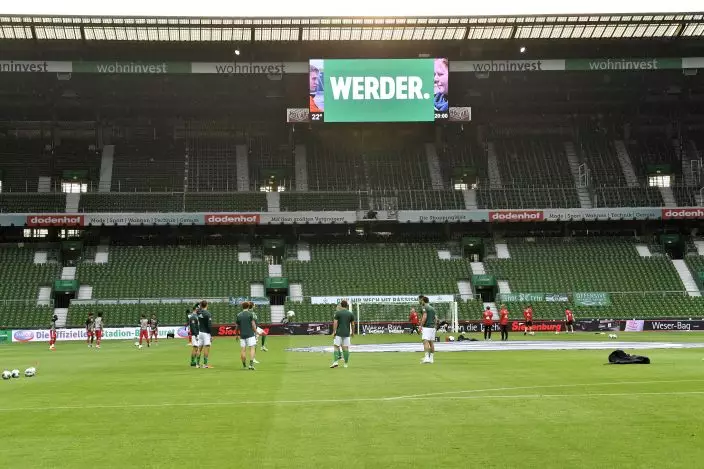Werder Bremen and Bayern Munich players warm up prior of the German Bundesliga soccer match between Werder Bremen and Bayern Munich in Bremen, Germany, Tuesday, June 16, 2020. Because of the coronavirus outbreak all soccer matches of the German Bundesliga take place without spectators. (AP PhotoMartin Meissner, Pool)