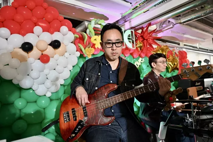 Giving joy: Kwai Chung Hospital registered psychiatric nurse Yeung Ka-lok initiated the recent concert, with the aim of bringing everyone together for a special Christmas performance. Source from news.gov.hk