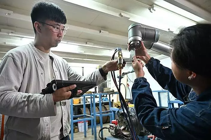 Ken Lai (left) explains that the CITF subsidises companies in purchasing innovative technology products, helping the industry to improve safety, environmental protection and efficiency.