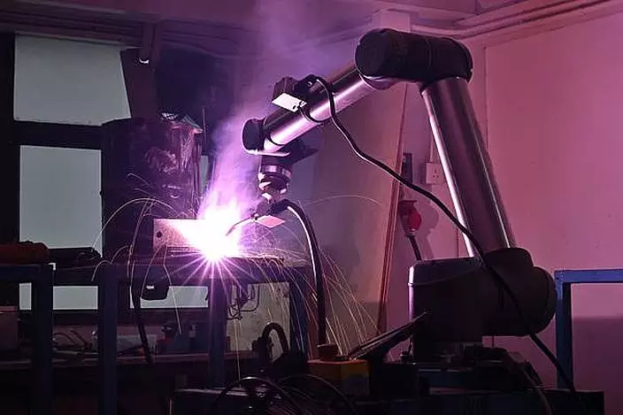 Operators can remotely control robots in order to perform welding work, thereby maintaining a safe distance from the workpiece and avoiding exposure to intense light.