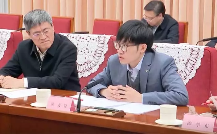 DeepSeek創始人梁文鋒(右)。