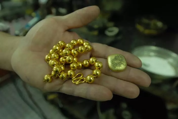 鍾琅音展示收到的假金