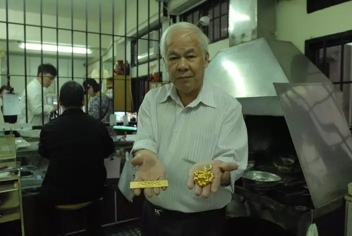 忠記負責人鍾琅音展示收到的超級假金。