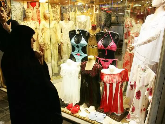 伊斯蘭女子路經性感女裝商店(網上圖片)