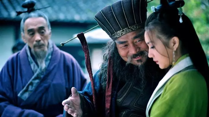 (左起) 影視中的王允、董卓與貂蟬 (網上圖片)