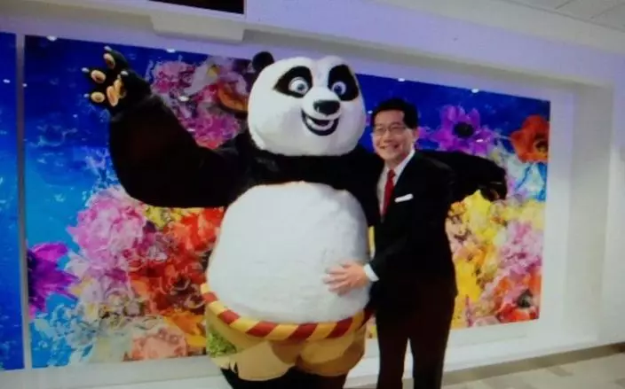 蘇錦樑與「熊貓媽媽與寶寶」合照。