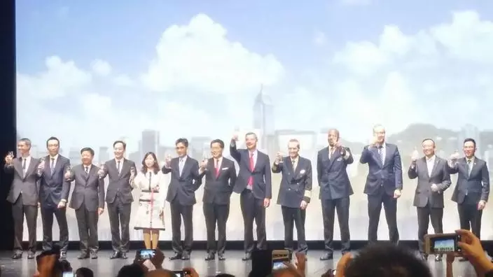 商務及經濟發展局局長蘇錦樑(左七)今早出席船上典禮。