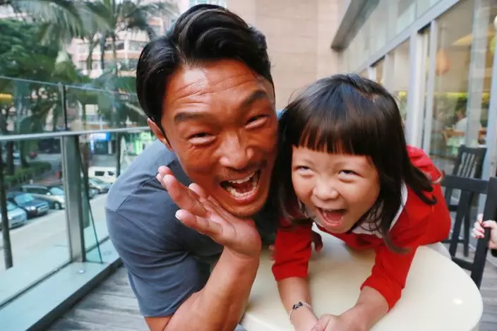 5歲的秋小愛憑着可愛樣子和豐富的表情動作,吸引不少粉絲