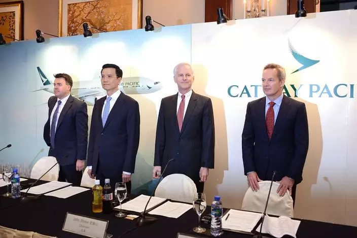 國泰航空上月公佈去年全年業績。右為常務總裁何杲。﹝資料圖片﹞