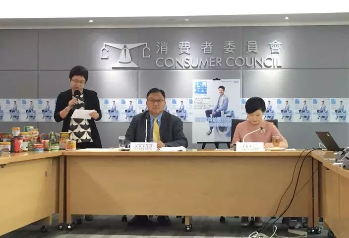 (左起)消委會研究及試驗小組主席黃錦輝、消委會總幹事黃鳳嫺。 本網記者攝