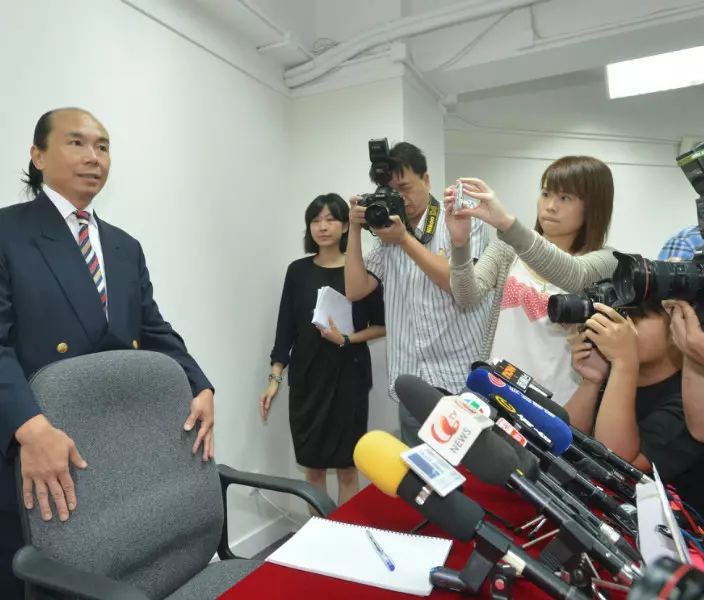 周向榮五年前在記者會強調自己只是創辦人和投資者,不清楚職員如何推銷(資料圖片)