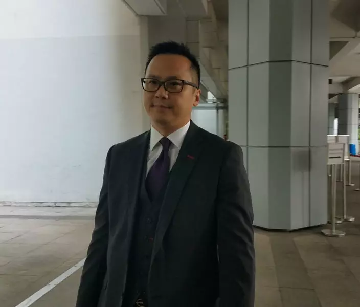 為死者寫驗屍報告的法醫林衛國。