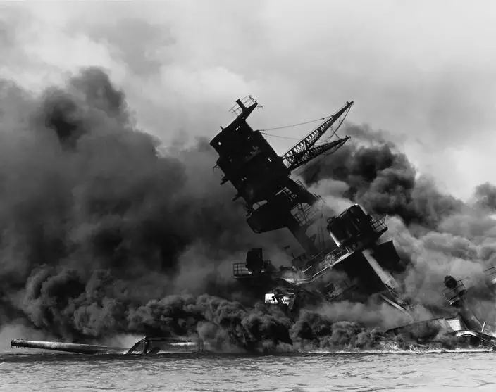 「偷襲珍珠港」中被擊沉的「亞利桑那」號 (網上圖片)