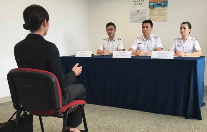 最後面試會由3名考官會見一名投考者,並進行答問環節。