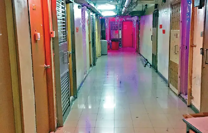 粗略估計,一樓全層二十四個單位,逾一半均為鳳樓。