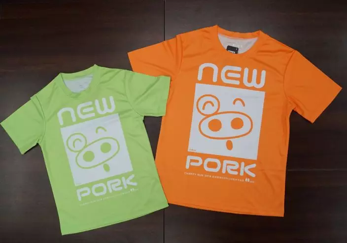 「麥兜選手包」內附T-shirt,綠色是小童的,橙色是大人的。