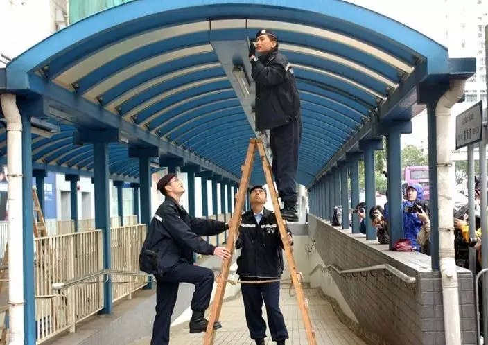 警方小心檢查發生槍戰的隧道﹝資料圖片﹞