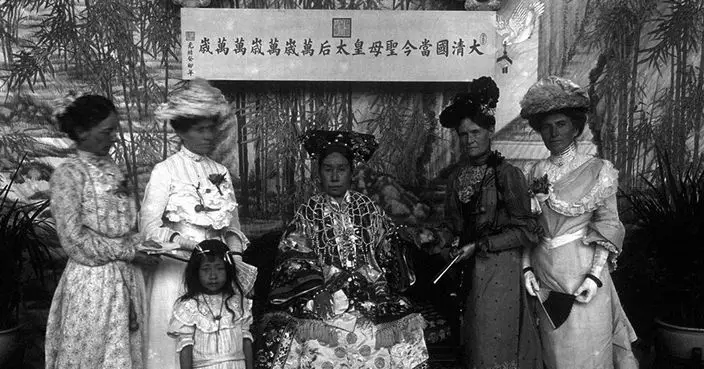 慈禧穿著珍珠雲肩,與外國公使夫人合照 (網上圖片)